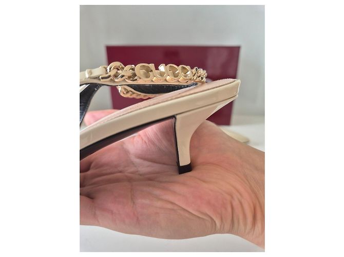 Gucci Sandali Slingback in Vernice Beige con Catena Dorata - vista 10