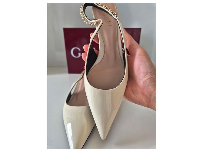 Gucci Sandali Slingback in Vernice Beige con Catena Dorata - vista 11