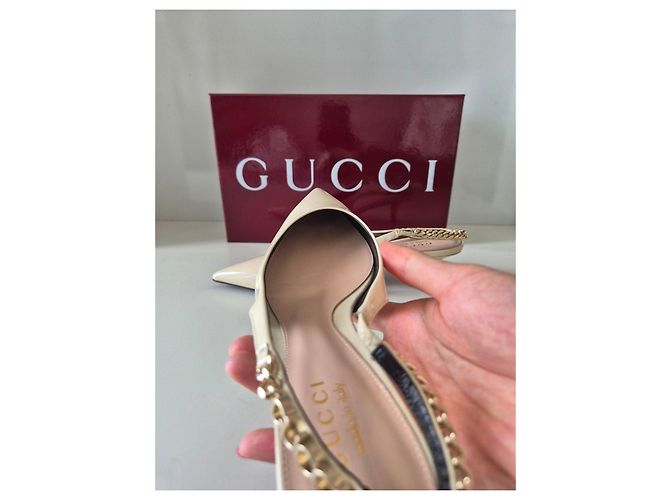 Gucci Sandali Slingback in Vernice Beige con Catena Dorata - vista 12