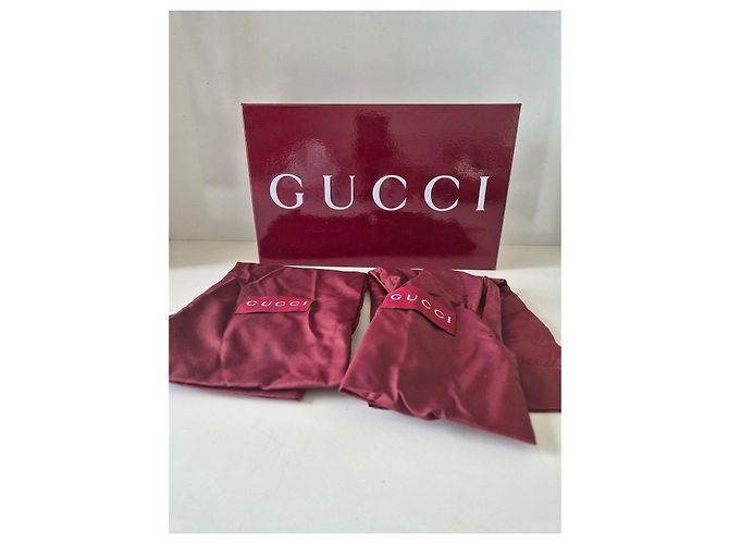 Gucci Sandali Slingback in Vernice Beige con Catena Dorata - vista 14