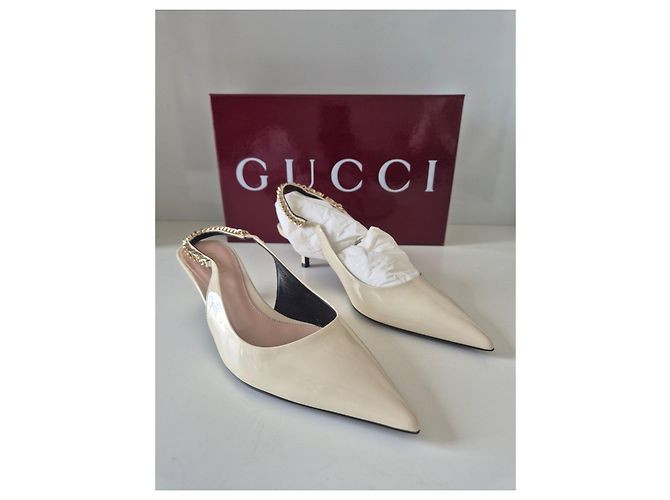 Gucci Sandali Slingback in Vernice Beige con Catena Dorata - vista 2