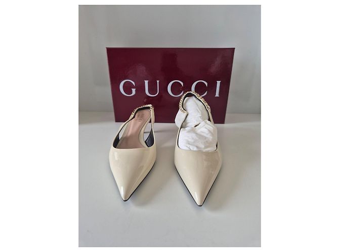 Gucci Sandali Slingback in Vernice Beige con Catena Dorata - vista 3