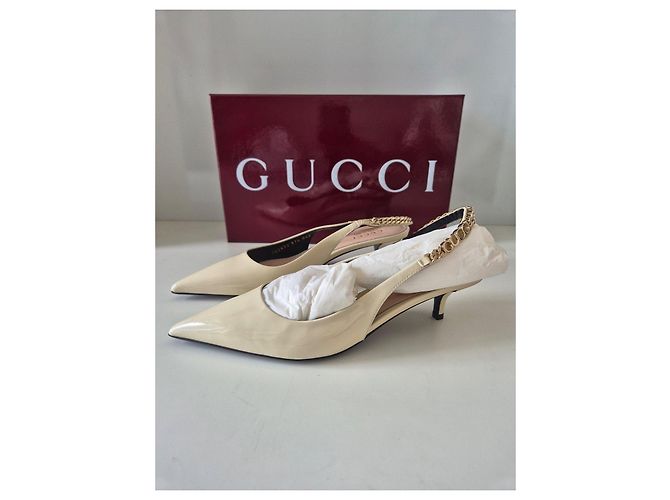 Gucci Sandali Slingback in Vernice Beige con Catena Dorata - vista 4