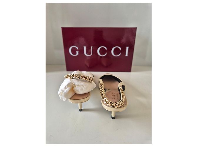 Gucci Sandali Slingback in Vernice Beige con Catena Dorata - vista 5