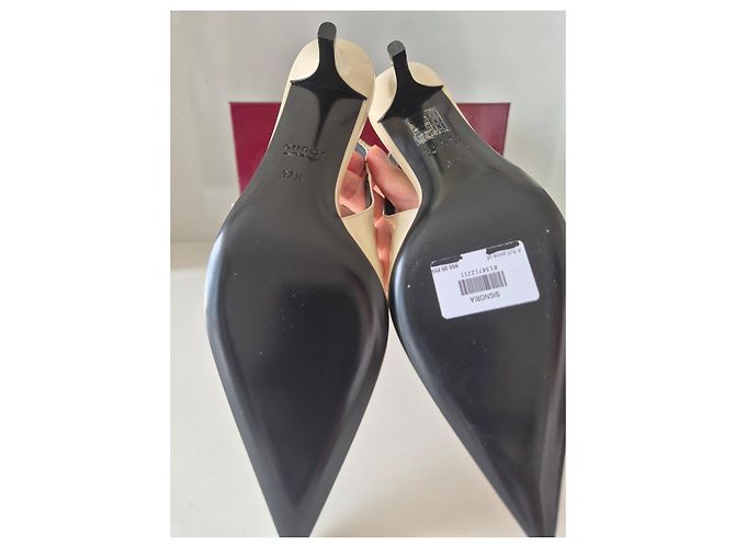 Gucci Sandali Slingback in Vernice Beige con Catena Dorata - vista 6