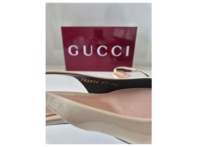 Gucci Sandali Slingback in Vernice Beige con Catena Dorata - vista 7