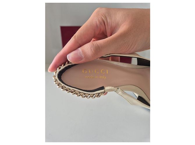 Gucci Sandali Slingback in Vernice Beige con Catena Dorata - vista 8