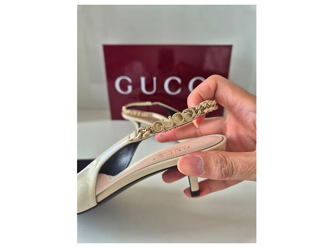 Gucci Sandali Slingback in Vernice Beige con Catena Dorata - vista 9