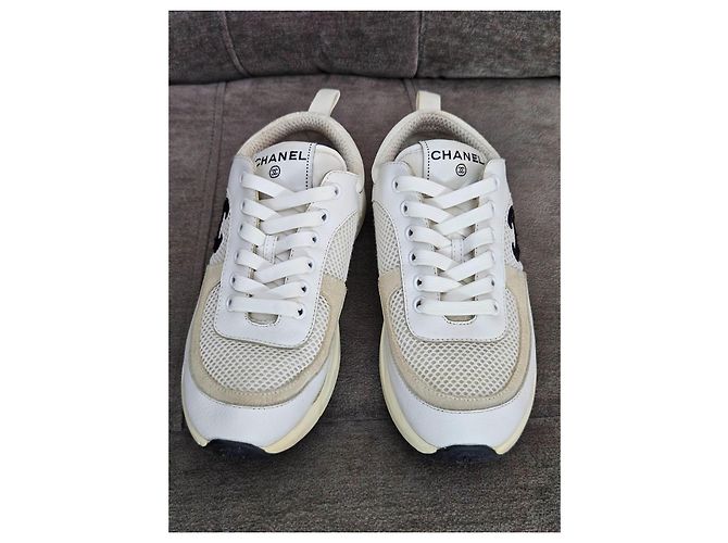 Sneakers Chanel CC Logo in pelle e mesh Nero Bianco - vista 3