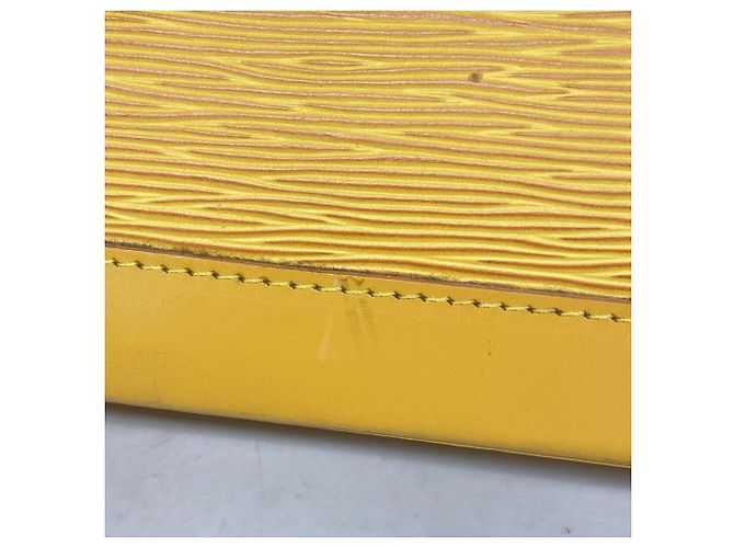 Bolso Louis Vuitton Alma Epi Amarillo - vista 9