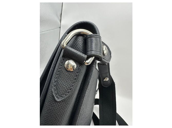 Louis Vuitton Taiga Andrei Borsa a Tracolla Nero - vista 14