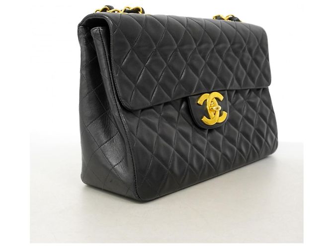 Timeless Chanel Schultertasche aus schwarzem Lammleder - Ansicht 2