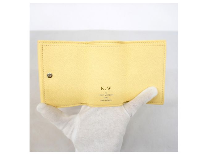 Cartera tríptico Louis Vuitton en amarillo - vista 3