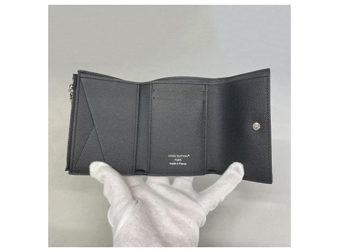 Portafoglio pieghevole Louis Vuitton in Monogram Eclipse Nero - vista 3