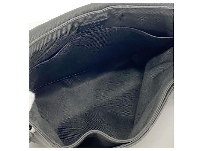 Borsa a tracolla Louis Vuitton Monogram Eclipse District PMNV2 Nero - vista 4