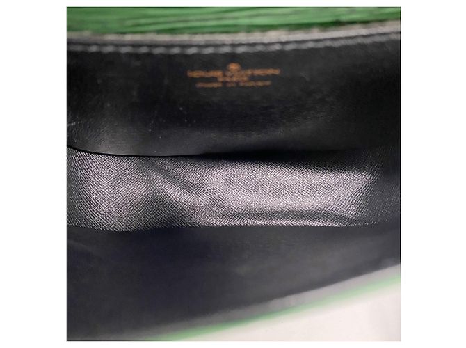 Borsa a tracolla Louis Vuitton Epi Saint Cloud in verde Borneo - vista 4