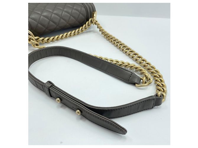 Petit sac à bandoulière Chanel Boy en agneau marron - vue 10
