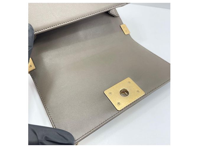 Petit sac à bandoulière Chanel Boy en agneau marron - vue 12