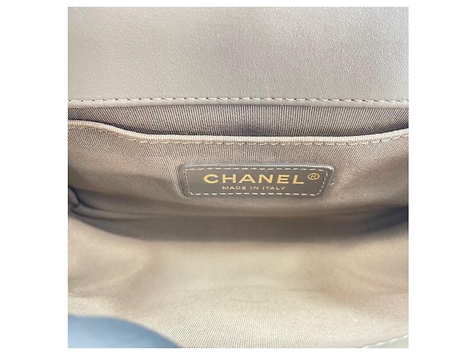 Petit sac à bandoulière Chanel Boy en agneau marron - vue 13