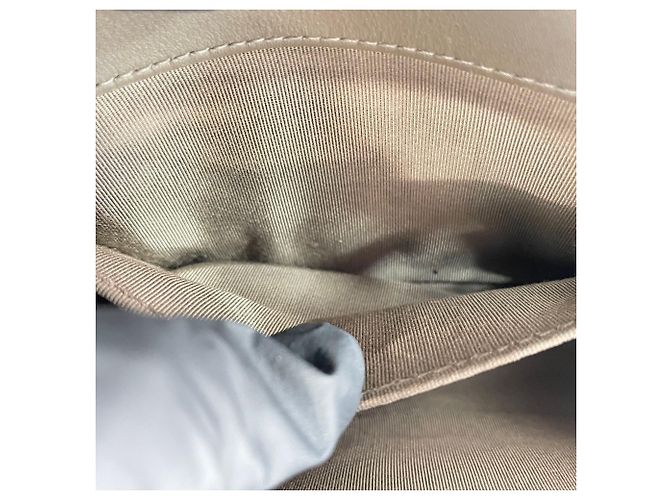 Petit sac à bandoulière Chanel Boy en agneau marron - vue 14
