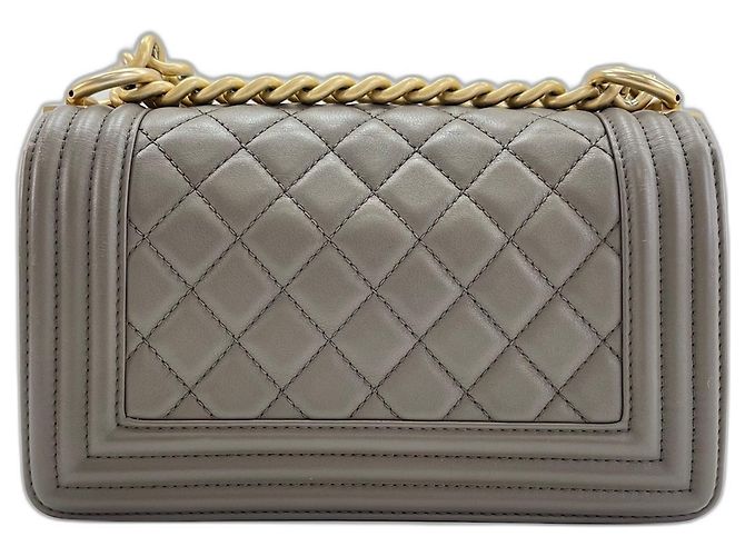 Petit sac à bandoulière Chanel Boy en agneau marron - vue 3