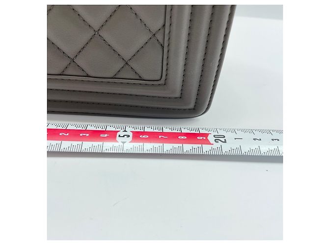 Petit sac à bandoulière Chanel Boy en agneau marron - vue 4