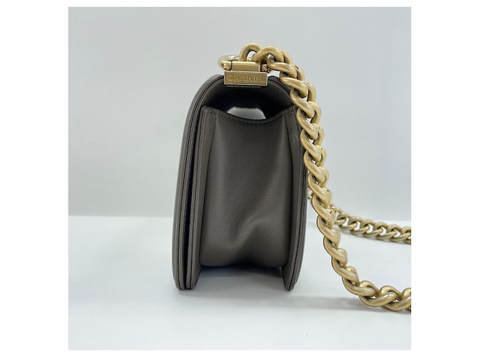 Petit sac à bandoulière Chanel Boy en agneau marron - vue 5