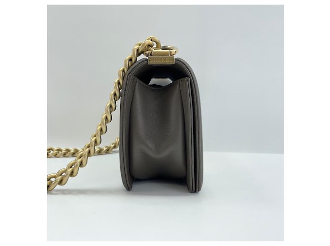 Petit sac à bandoulière Chanel Boy en agneau marron - vue 6