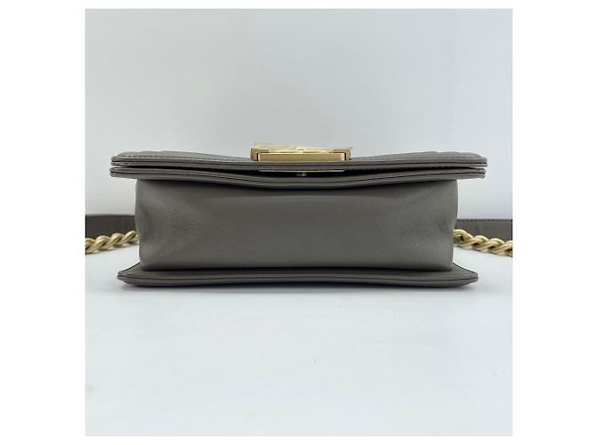 Petit sac à bandoulière Chanel Boy en agneau marron - vue 7