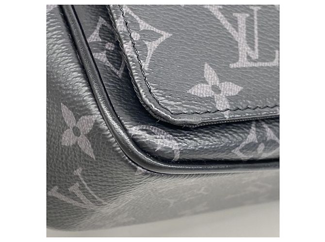 Borsa a tracolla Louis Vuitton Monogram Eclipse District PMNV2 Nero - vista 6