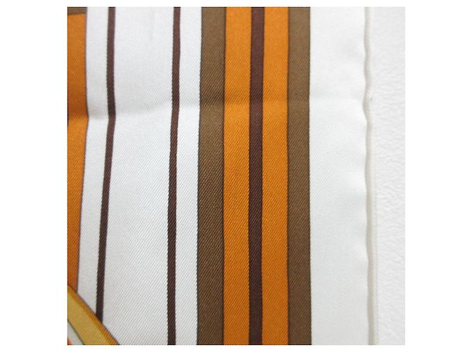 Hermès Sciarpa Hermes Carre 90 Voltes et Pirottes Beige - vista 13