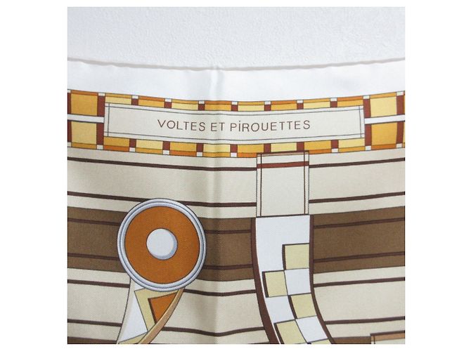 Hermès Sciarpa Hermes Carre 90 Voltes et Pirottes Beige - vista 5