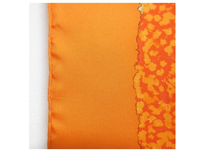 Hermès Sciarpa di seta Hermes Carre 90 Nuba Mountain Animal Print in Arancione - vista 13