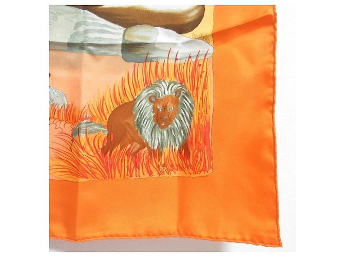 Hermès Sciarpa di seta Hermes Carre 90 Nuba Mountain Animal Print in Arancione - vista 6