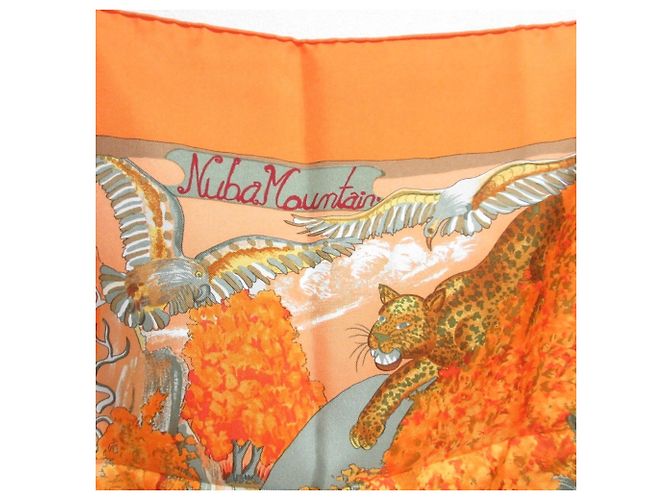 Hermès Sciarpa di seta Hermes Carre 90 Nuba Mountain Animal Print in Arancione - vista 7