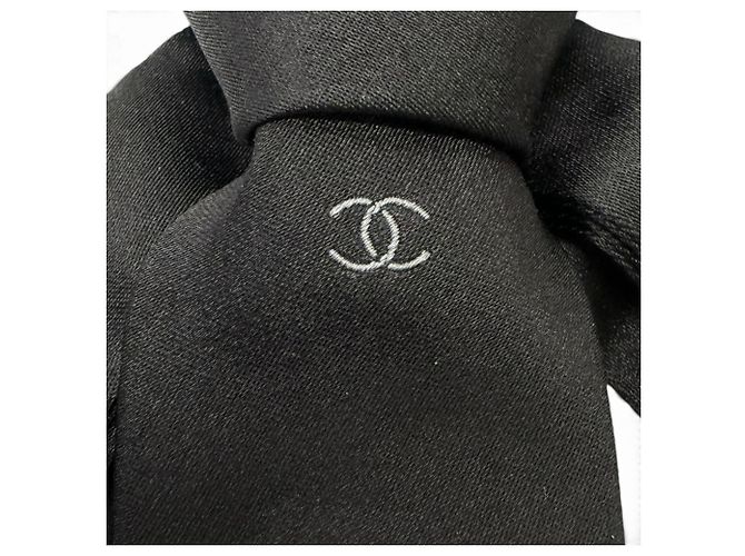 Choker in seta Chanel con design Coco Mark Nero - vista 7