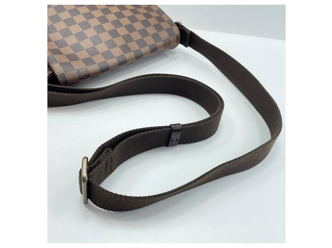 Borsa a tracolla Louis Vuitton District PM marrone - vista 10