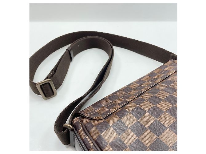 Borsa a tracolla Louis Vuitton District PM marrone - vista 11