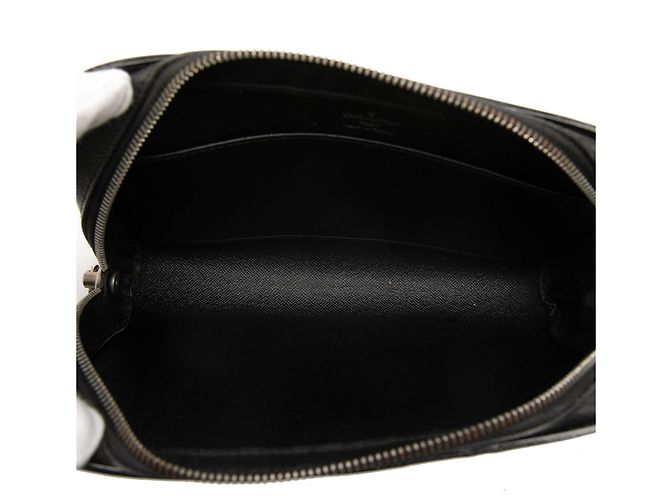 Louis Vuitton Pochette Baikal in pelle Taiga nera Nero - vista 4