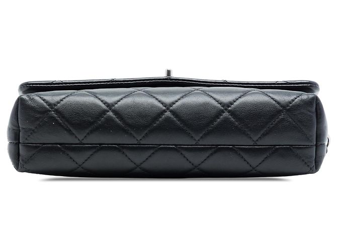 Chanel Black CC Matelassê em Pele de Cordeiro Front Flap Crossbody Preto - vista 3
