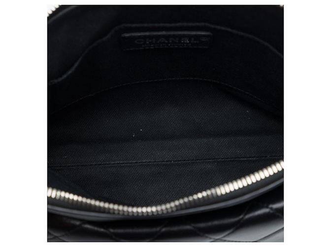 Chanel Black CC Matelassê em Pele de Cordeiro Front Flap Crossbody Preto - vista 4