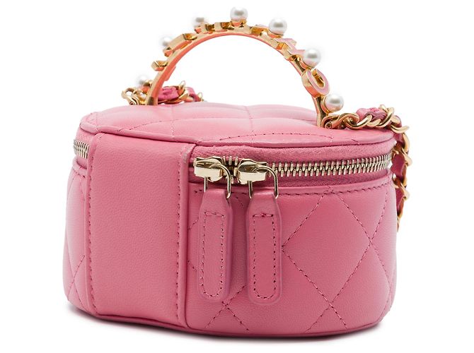 Vanity Necessaire Chanel Mini CC em lambskin matelassê rosa com alça de pérolas e corrente - vista 2