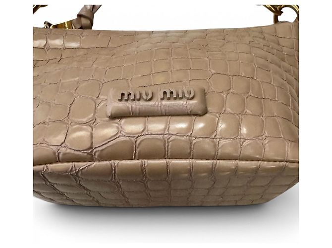 Bolsa Miu Miu em pele de vitelo com estampa de crocodilo e corrente dourada - vista 12