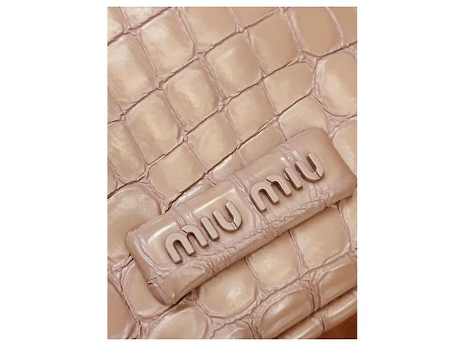 Bolsa Miu Miu em pele de vitelo com estampa de crocodilo e corrente dourada - vista 17