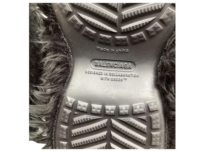 Stivali con platform Balenciaga + Crocs™ in finta pelliccia nera e gomma - vista 12