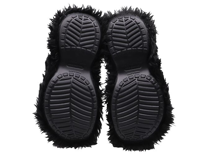 Stivali con platform Balenciaga + Crocs™ in finta pelliccia nera e gomma - vista 6