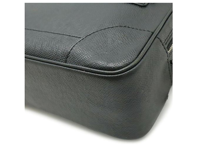 Clutch Louis Vuitton Taiga Nero - vista 3