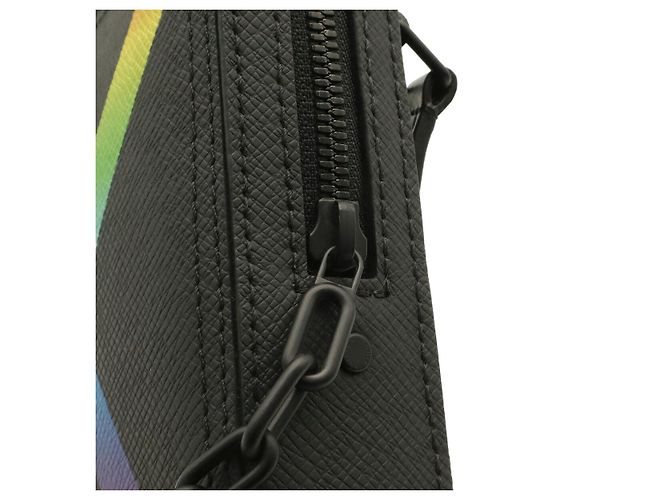 Borsa a tracolla Louis Vuitton Danube Messenger Taigarama Nero - vista 4