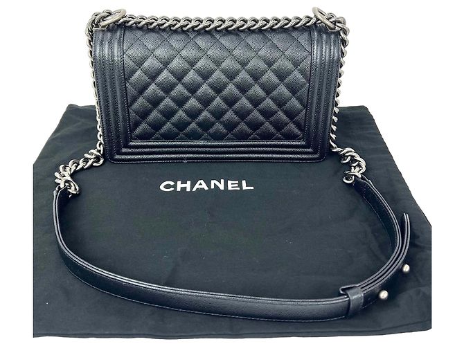Borsa a tracolla Chanel Boy Flap Medium in Caviar trapuntato nero - vista 2