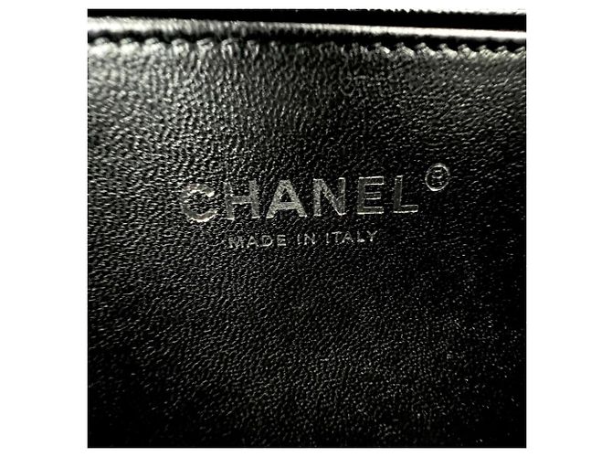 Borsa a tracolla Chanel Boy Flap Medium in Caviar trapuntato nero - vista 3